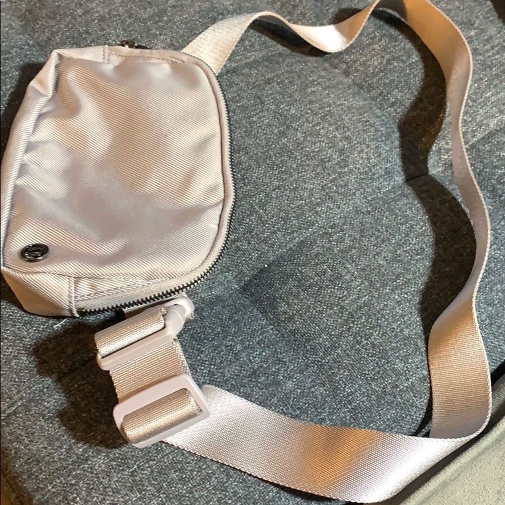Lululemon Everywhere Belt Bag 1L Lilac